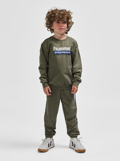 hmlTUKAS SWEATSHIRT, DUSTY OLIVE, model