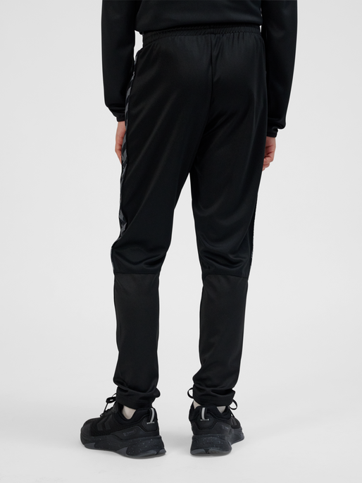 hmlAUTHENTIC TRAINING PANTS KIDS, BLACK, model