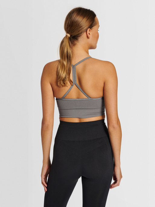 hmlTIFFY SEAMLESS SPORTS TOP, CHARCOAL GRAY, model