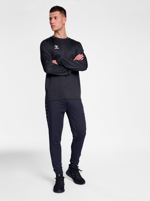 hmlESSENTIAL SWEATSHIRT, BLACK, model