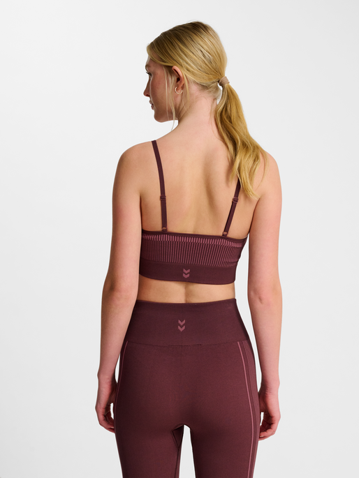hmlYOGA SEAMLESS LOW SUPPORT BRA, FUDGE, model