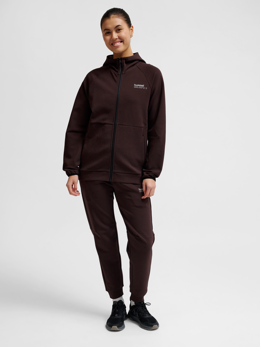 hmlTECH FLEECE REGULAR ZIP HOODIE, CHOCOLATE PLUM, model