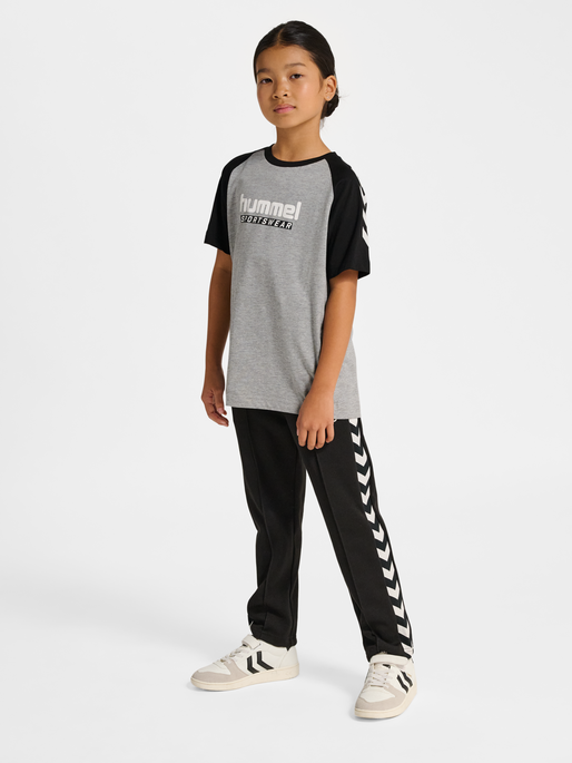 hmlJR LOGO T-SHIRT S/S, GREY MELANGE, model