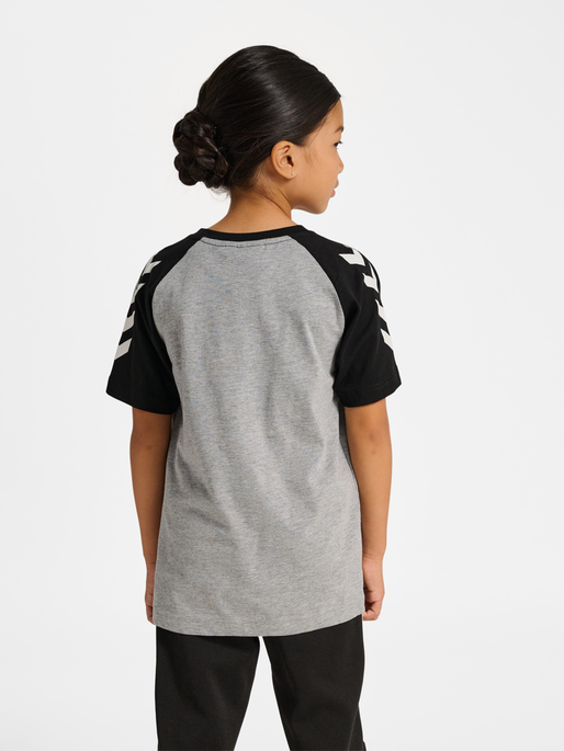 hmlJR LOGO T-SHIRT S/S, GREY MELANGE, model