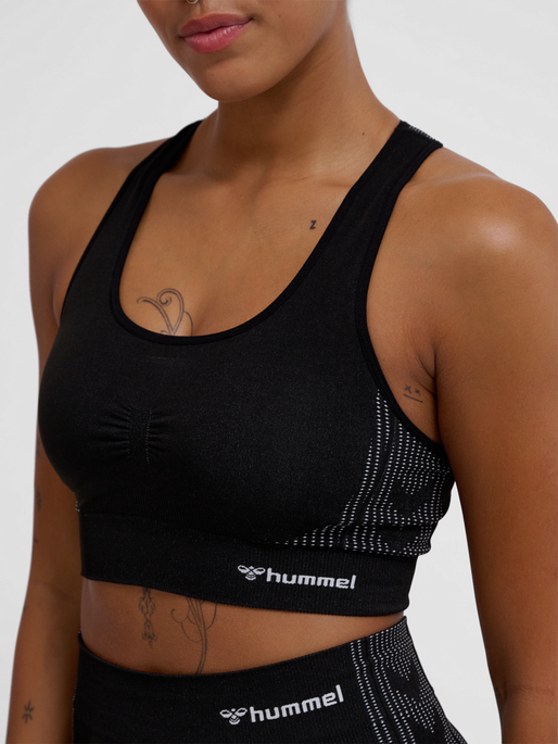 hmlMT SHAPING SEAMLESS PADDED BRA, BLACK, model