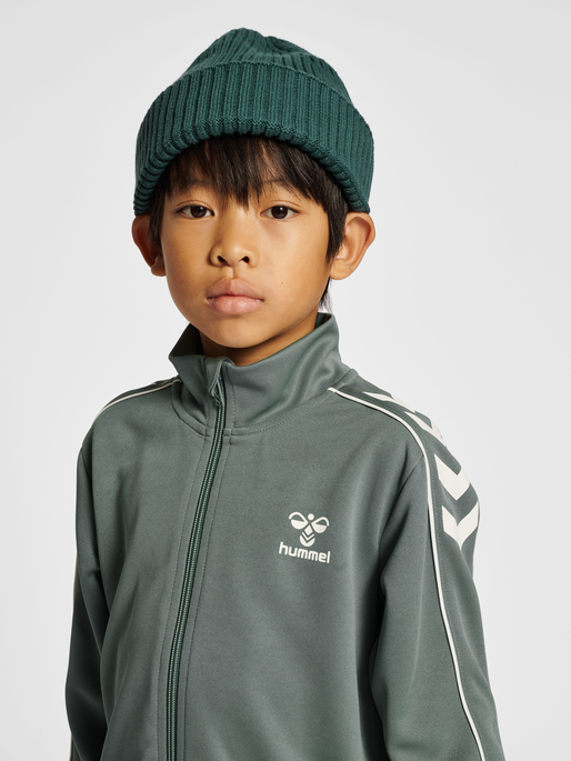 hmlTRACK TRACKSUIT, LAUREL WREATH, model