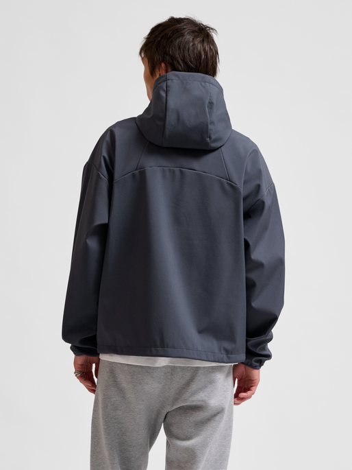 hmlLOOSE SOFTSHELL JACKET, EBONY, model