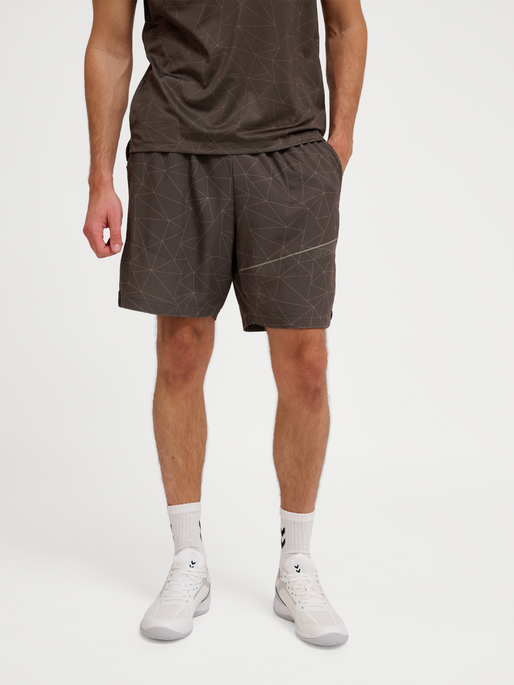 hmlCOURT AOP POCKET SHORTS, TURKISH COFFEE, model