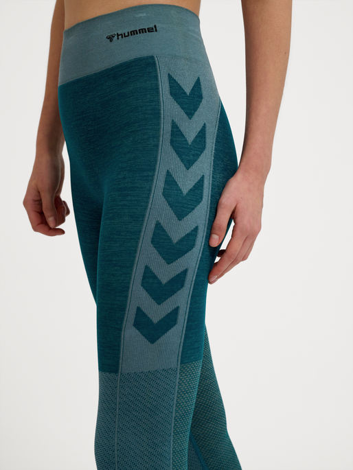hmlCLEA SEAMLESS MID WAIST TIGHTS, DARK SEA, model