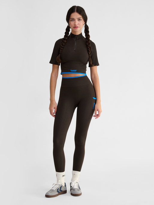 hmlKNITTED WOMENS ZIP TOP, AFTER DARK, model