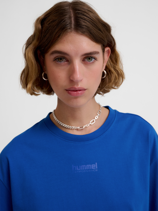 hmlFAST LOOSE T-SHIRT S/S, OLYMPIAN BLUE, model
