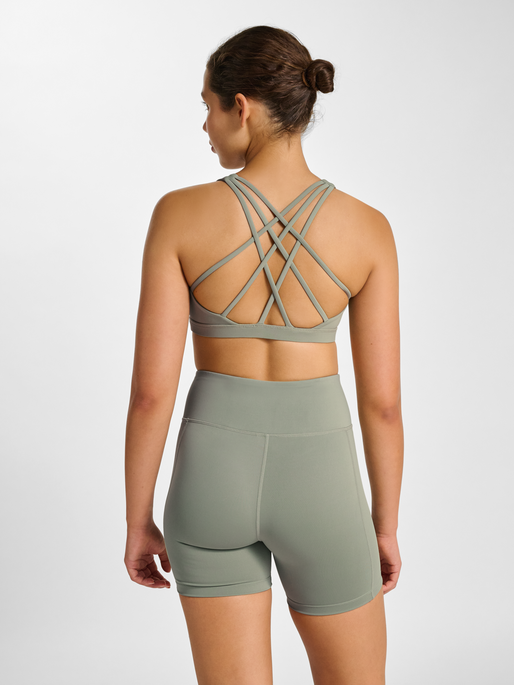 hmlHIIT IMPACT STRAP BRA, SEAGRASS, model