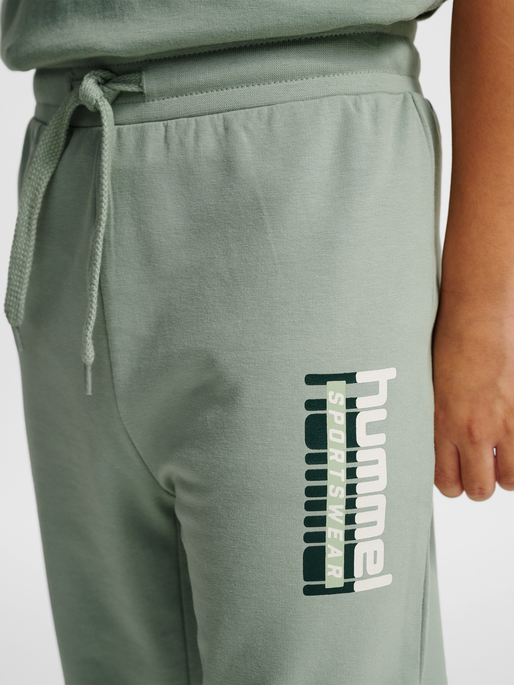 hmlTUKAS PANTS, ICEBERG GREEN, model