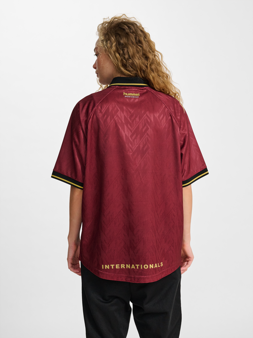 hmlLOOSE BAY SOCCER JERSEY S/S, SYRAH, model