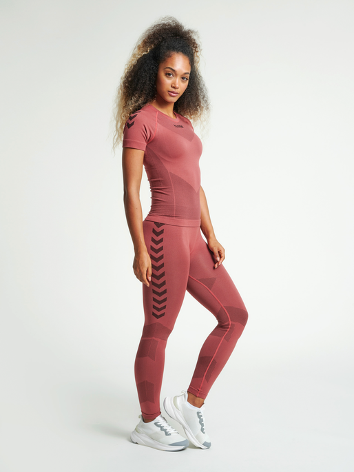 HUMMEL FIRST SEAMLESS JERSEY S/S W, MARSALA, model