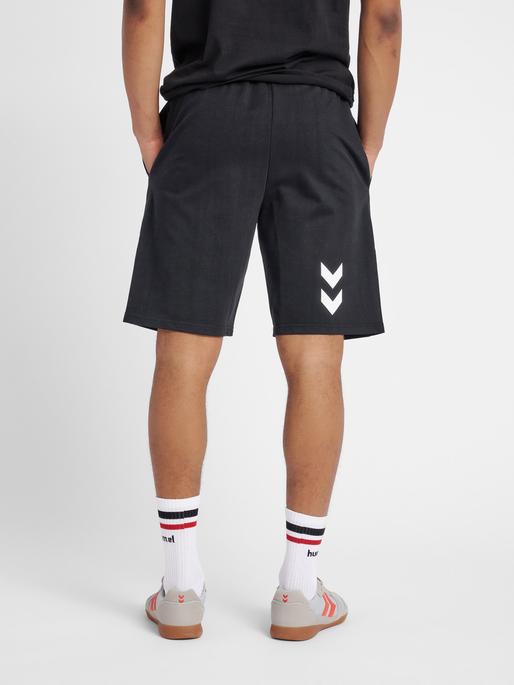 HMLGO COTTON BERMUDA SHORTS, BLACK, model