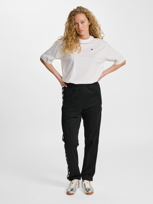 hmlLOOSE T-SHIRT BEE S/S, WHITE, model
