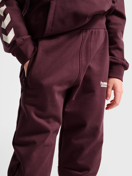 hmlJR REGULAR ADJ WAIST PANTS, VINEYARD WINE, model