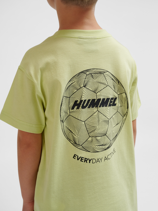 hmlCASPER T-SHIRT S/S, SHADOW LIME, model