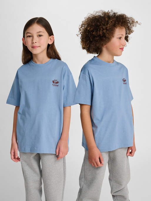 hmlLOOSE TEE S/S GRAPHIC JUNIOR, FADED DENIM, model
