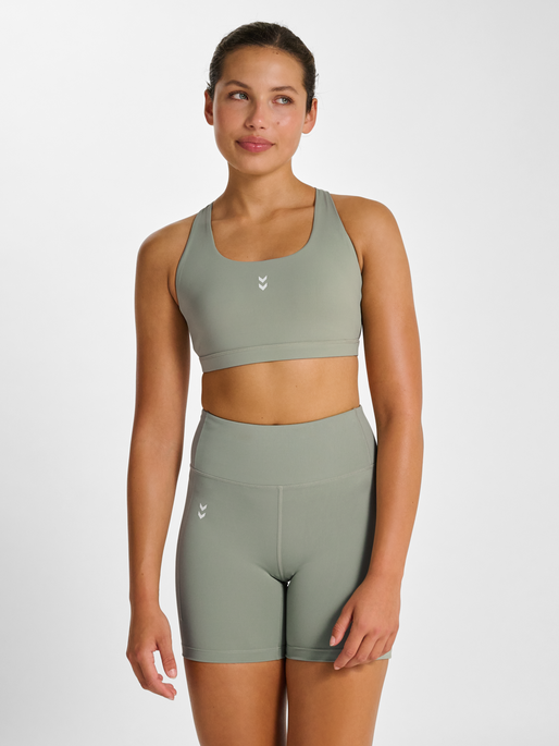 hmlHIIT IMPACT STRAP BRA, SEAGRASS, model