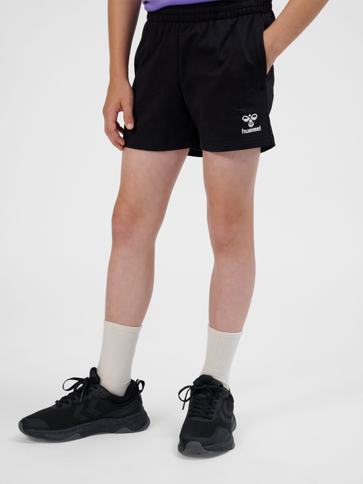 hmlGO 2.0 SWEATSHORTS KIDS, BLACK, model