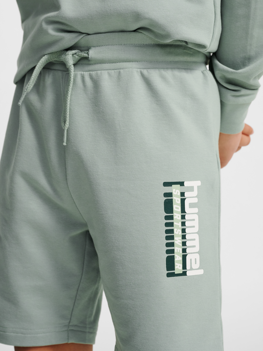 hmlTUKAS SHORTS, ICEBERG GREEN, model
