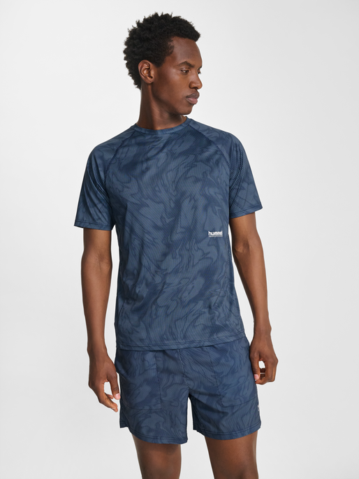 hmlPULSE AOP WORKOUT T-SHIRT S/S, BLUE MIRAGE/DRESS BLUE, model