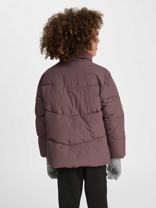 hmlJR PUFFER JACKET, PEPPERCORN, model