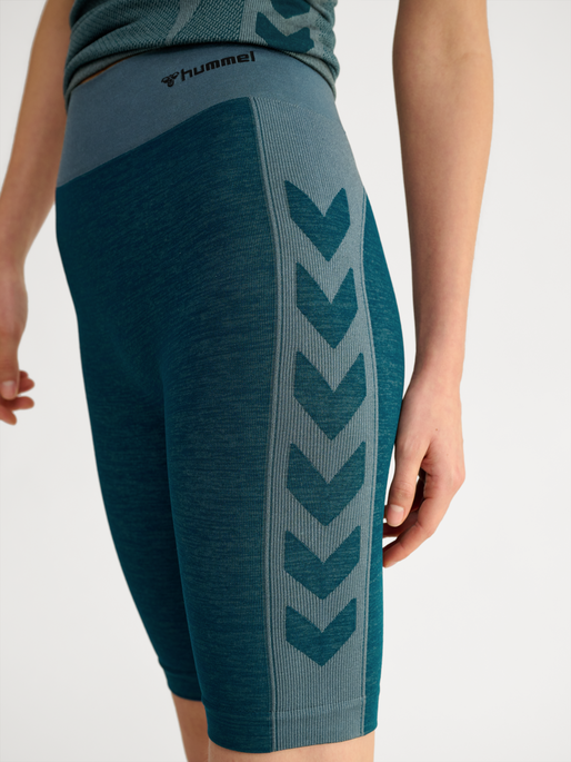 hmlCLEA SEAMLESS CYCLING SHORTS, DARK SEA, model