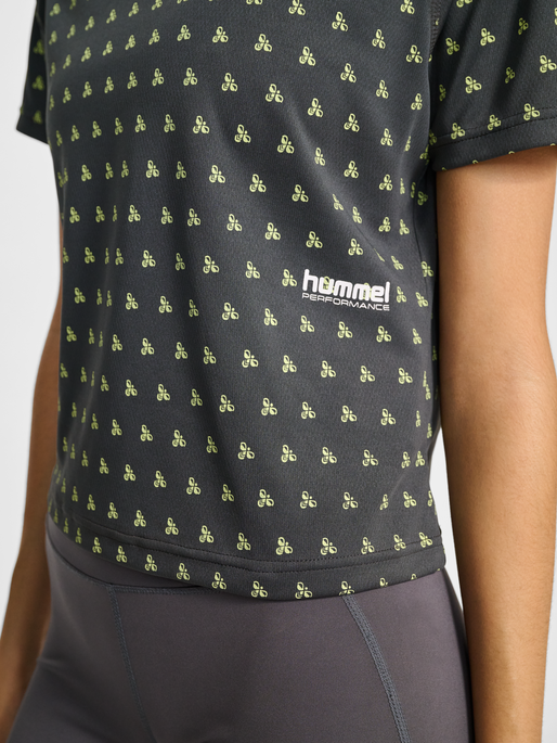 hmlPULSE AOP WORKOUT W T-SHIRT S/S, BLACKENED PEARL, model