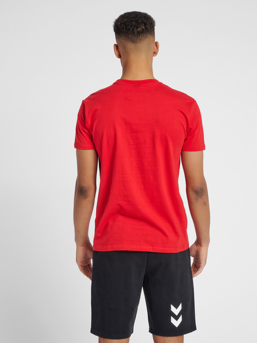 HMLGO COTTON LOGO T-SHIRT S/S, TRUE RED, model