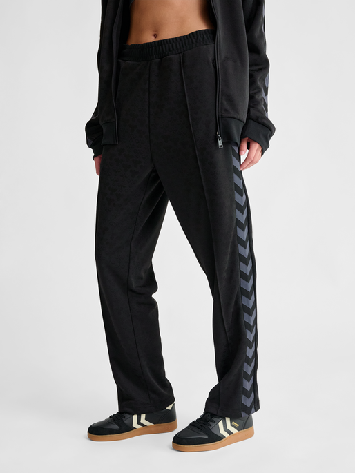 hmlARCHIVE REGULAR POLY PANTS AOP, BLACK/EBONY, model