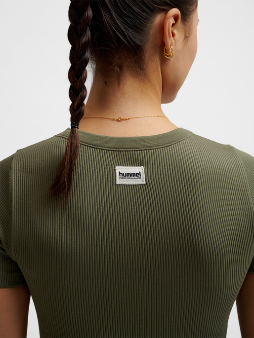 hmlPULSE SEAMLESS RIB W T-SHIRT S/S, DUSTY OLIVE, model
