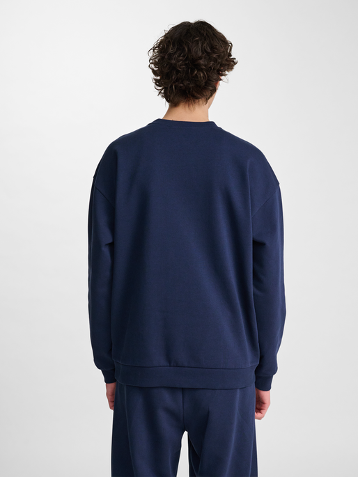 hmlLOOSE CREWNECK BEE, DRESS BLUES, model