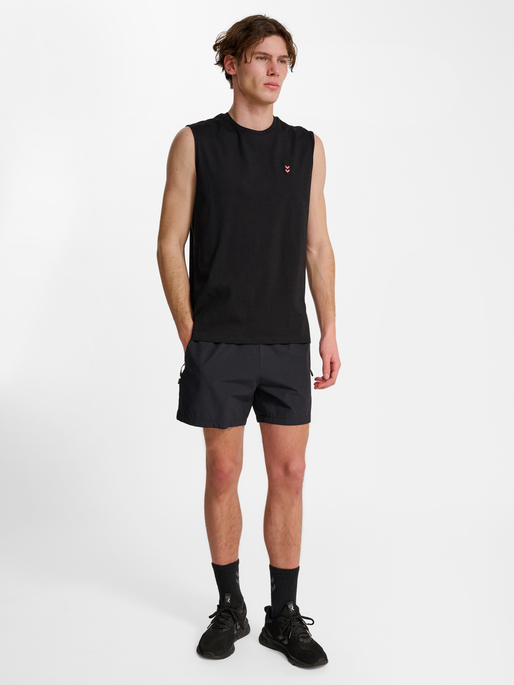 hmlHIIT MUSCLE TANK TOP, BLACK, model