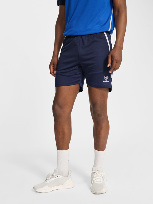 hmlLEAD 2.0 SHORTS, MARINE, model