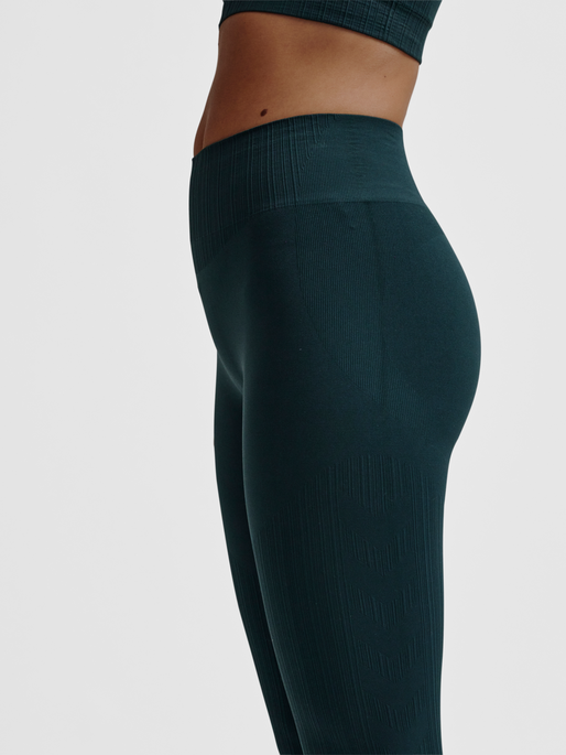 hmlMT DEFINE SEAML SCRUNCH TIGHTS, GREEN GABLES, model