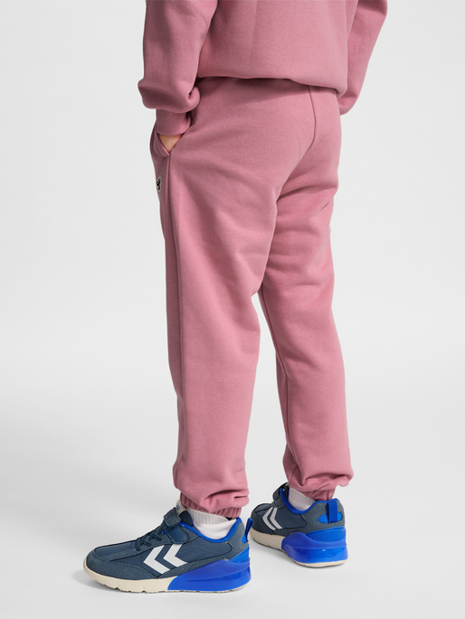 hmlJR LOOSE SWEATPANTS BEE, POLIGNAC, model