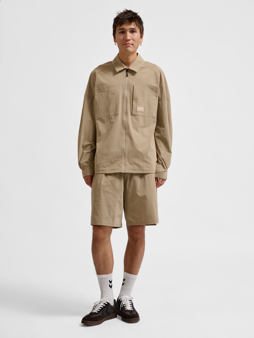 hmlSORONA LOOSE OVERSHIRT, CORNSTALK, model