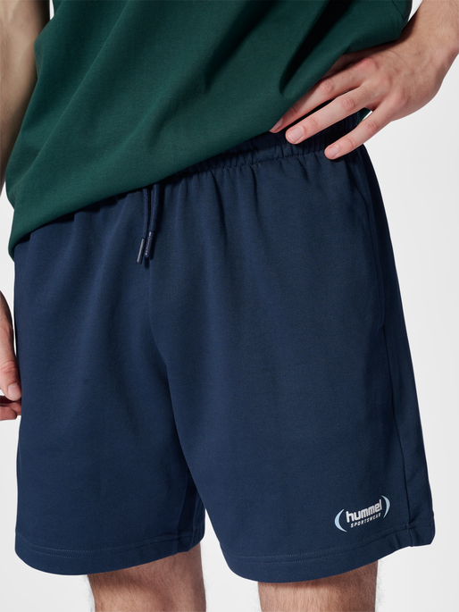 hmlFELIX SWEAT SHORTS, DRESS BLUES, model