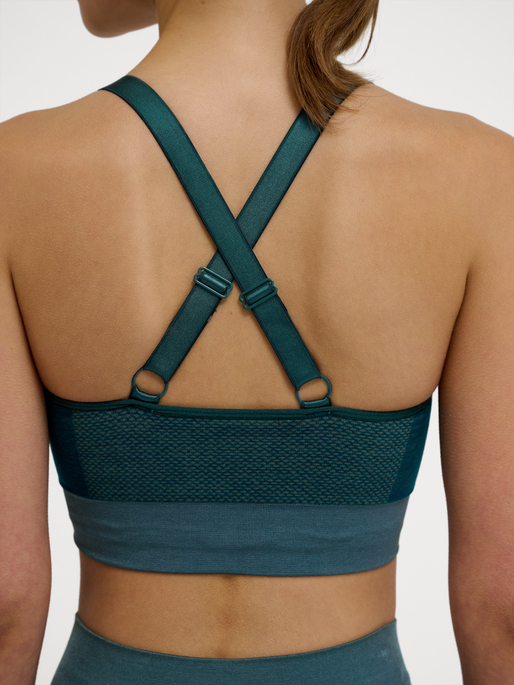 hmlCLEA SEAMLESS  SPORTS TOP, DARK SEA, model