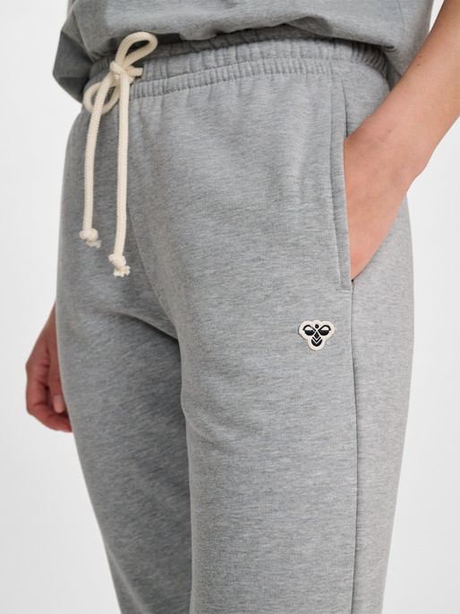 hmlREGULAR SWEATPANT BEE, GREY MELANGE, model