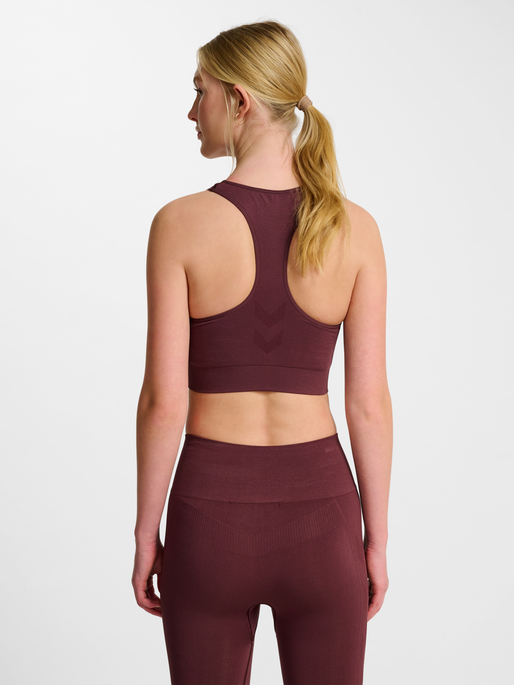 hmlTIF SEAMLESS SPORTS TOP, FUDGE, model