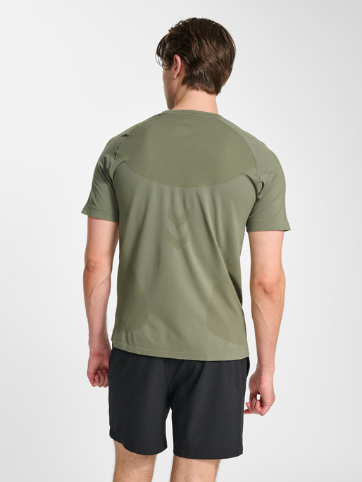 hmlHIIT SEAMLESS T-SHIRT S/S, DEEP LICHEN GREEN, model