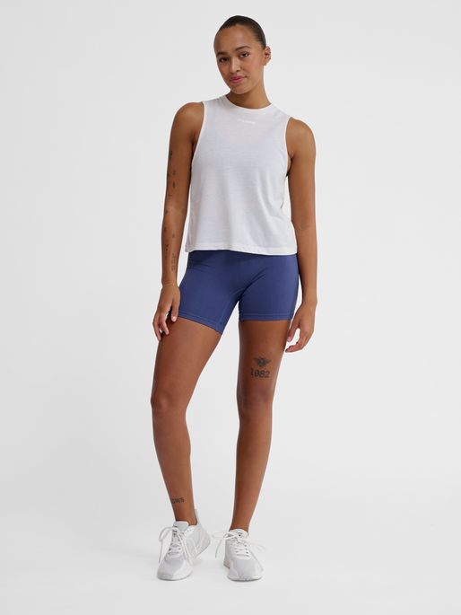 hmlMT VANJA SHORT MUSCLE TANKTOP, WHITE, model