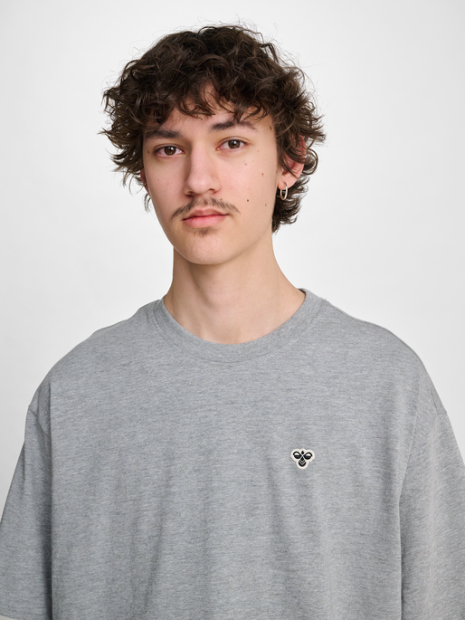 hmlLOOSE T-SHIRT BEE S/S, GREY MELANGE, model