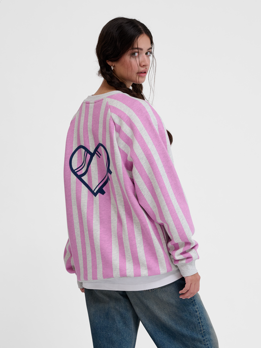 hmlLOOSE CREWNECK SOCCER LOVE, TOFU MELANGE/VIOLET, model