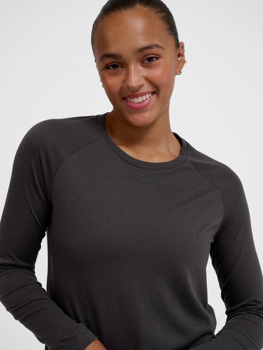 hmlMT VANJA T-SHIRT L/S, ESPRESSO, model