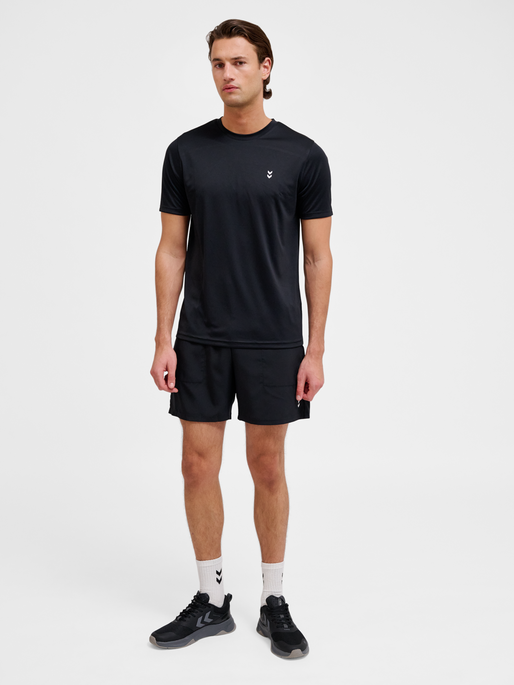 hmlPULSE WORKOUT SHORTS, BLACK, model